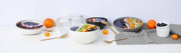 Dania w różnych miseczkach