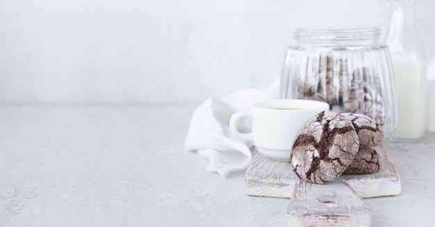 Kawa i ciasto na stole